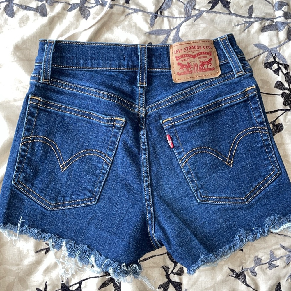 Levi’s High Rise Shorts - Picture 2 of 5